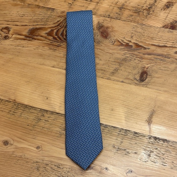 Vineyard Vines Other - Vineyard Vines Navy and White Geometric Tie